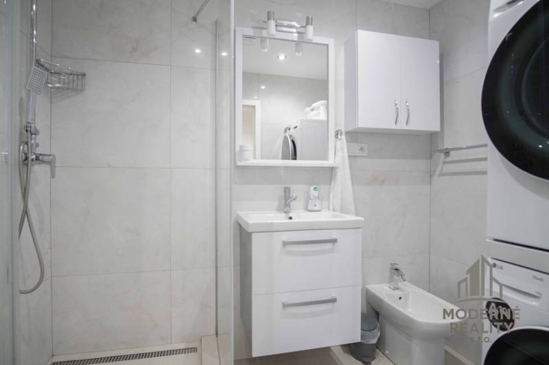 Na prenájom prerobený veľký 2-izbový byt s balkónom blízko centra, Nov - Kúpeľňa v 2-izbovom byte s umývadlom, sprchovým kútom a práčkou.