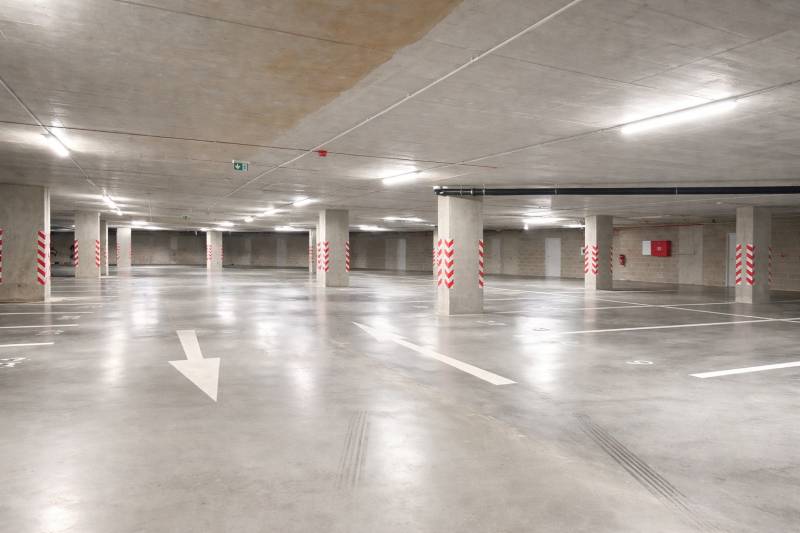 PRENÁJOM parkovacieho miesta v garáži, Rača- RNDZ - Podzemné parkovanie s označenými miestami a stĺpmi v garáži.
