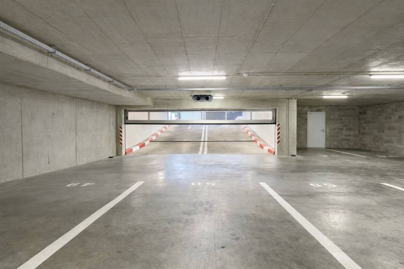 PRENÁJOM parkovacieho miesta v garáži, Rača- RNDZ - Parkovacie miesta v garážach s rampou a bielym označením.