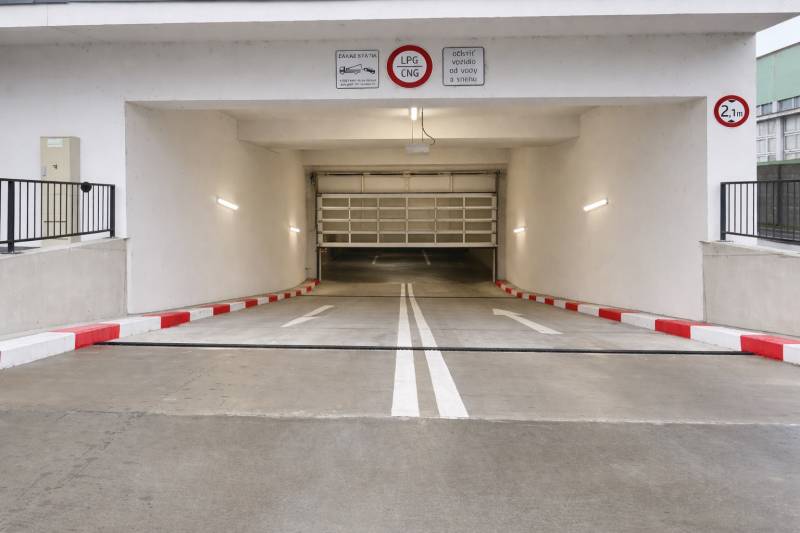 PRENÁJOM parkovacieho miesta v garáži, Rača- RNDZ - Vjazd do garáží na Eduarda Wenzla v Bratislave - Rači s označením výšky a zákazu LPG/CNG.