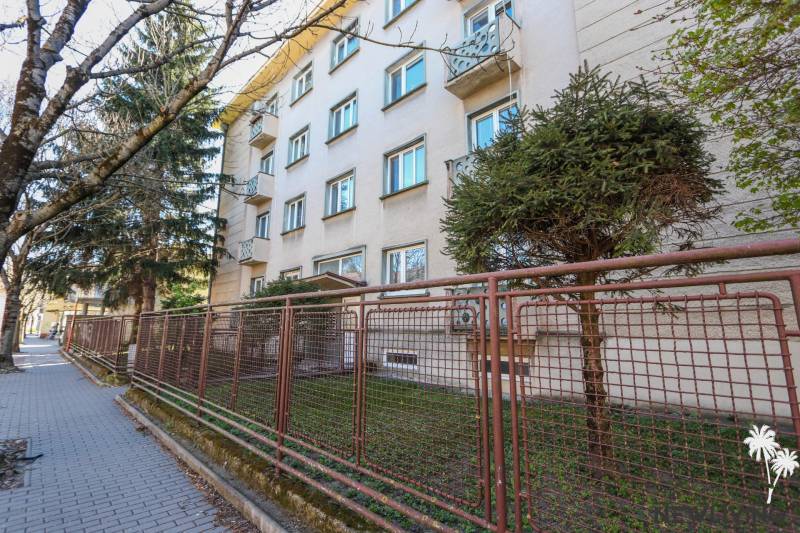 Na prenájom 3 izbový byt po kompletnej rekonštrukcií v Piešťanoch - Bytový dom s oplotením na Sasinkovej ulici v Piešťanoch, vhodný pre 3-izbový byt.