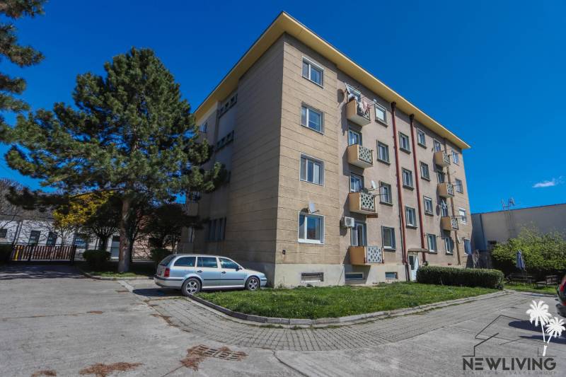 Na prenájom 3 izbový byt po kompletnej rekonštrukcií v Piešťanoch - Bytový dom so zaparkovaným autom na Sasinkovej ulici v Piešťanoch.