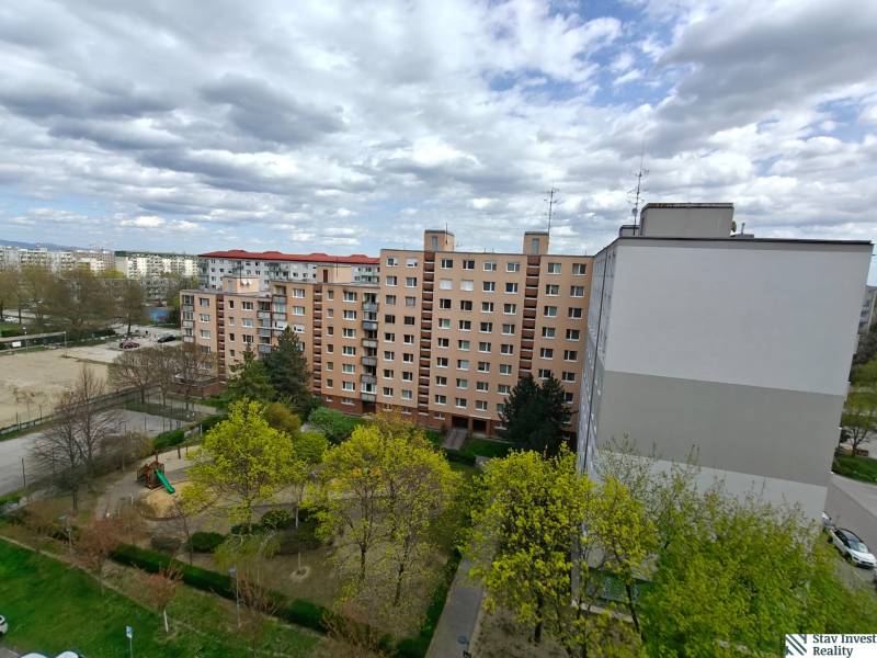 3-izbový byt s loggiou, výborná dispozícia, Jašíkova ulica Bratislava  - Pohľad na bytové domy a zeleň na Jašíkovej ulici v Bratislave, Ružinove.