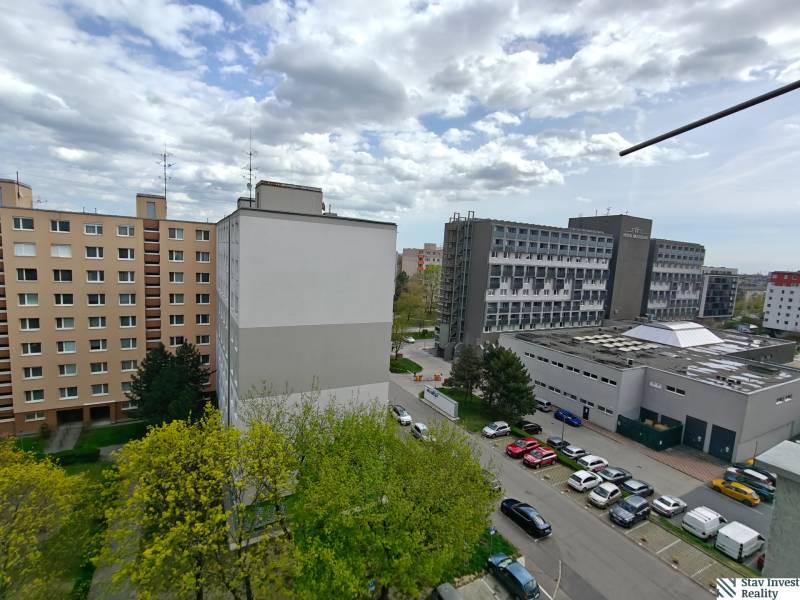 3-izbový byt s loggiou, výborná dispozícia, Jašíkova ulica Bratislava  - Bytové domy a zeleň na Jašíkovej ulici v Bratislave - Ružinove.