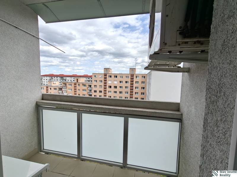 3-izbový byt s loggiou, výborná dispozícia, Jašíkova ulica Bratislava  - Pohľad z balkóna 3-izbového bytu na ulici Jašíkova, Bratislava - Ružinov.