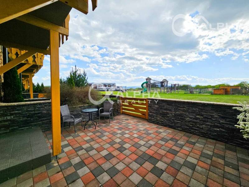 PRENÁJOM 2i apartmán s terasou, parkovaním, Veľká Lomnica - Terasa pri 2-izbovom byte vo Veľkej Lomnici s výhľadom na detské ihrisko a zeleň.