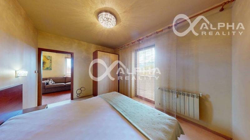 PRENÁJOM 2i apartmán s terasou, parkovaním, Veľká Lomnica - Spálňa so vstavanou skriňou a oknom, 2-izbový byt, útulný interiér.