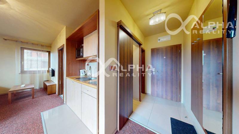 PRENÁJOM 2i apartmán s terasou, parkovaním, Veľká Lomnica - Interiér 2-izbového bytu s kuchynským kútom a obývačkou s televízorom.