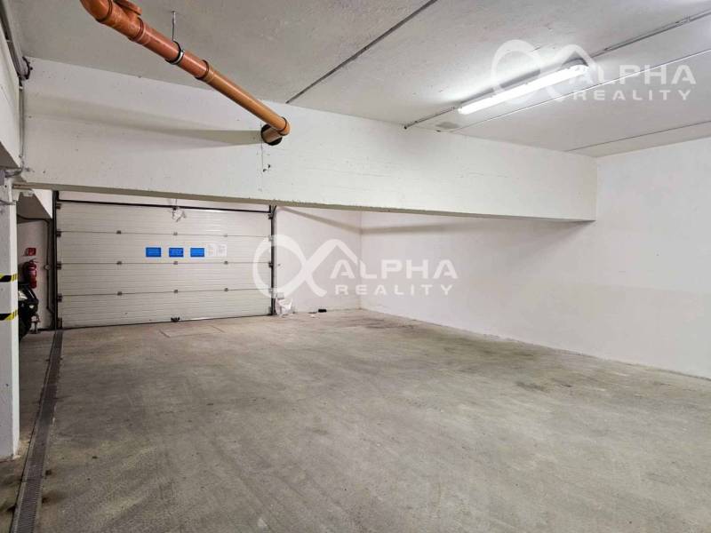 PRENÁJOM 2i apartmán s terasou, parkovaním, Veľká Lomnica - Garáž v 2-izbovom byte, s betónovou podlahou a rolovacou bránou.