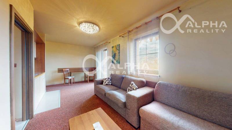 PRENÁJOM 2i apartmán s terasou, parkovaním, Veľká Lomnica - Obývacia izba v 2-izbovom byte s pohovkou, jedálenským stolom a závesmi.