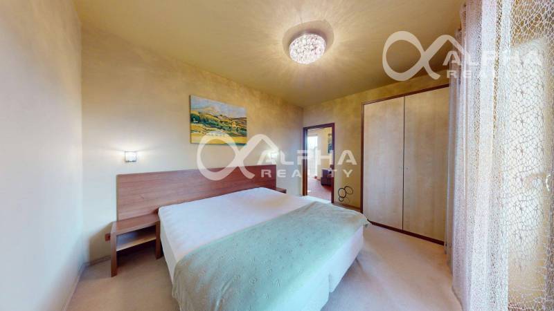 PRENÁJOM 2i apartmán s terasou, parkovaním, Veľká Lomnica - Spálňa v 2-izbovom byte s posteľou, skriňou a obrazom na stene.