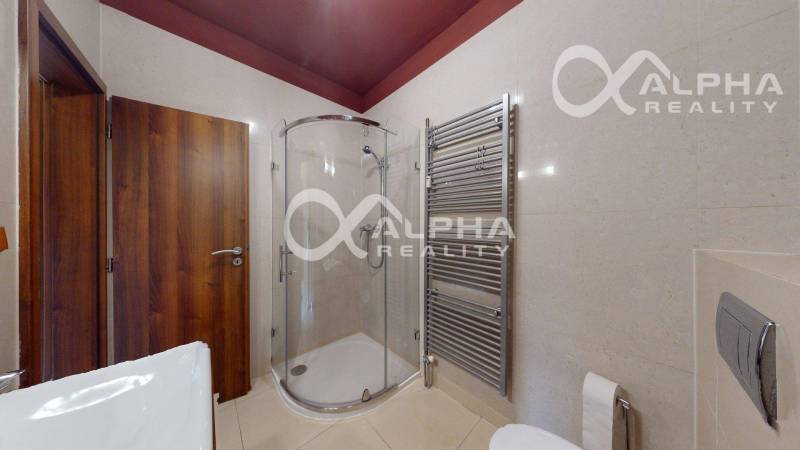 PRENÁJOM 2i apartmán s terasou, parkovaním, Veľká Lomnica - Kúpeľňa v 2-izbovom byte s toaletou, sprchovým kútom a rebrinovým radiátorom.