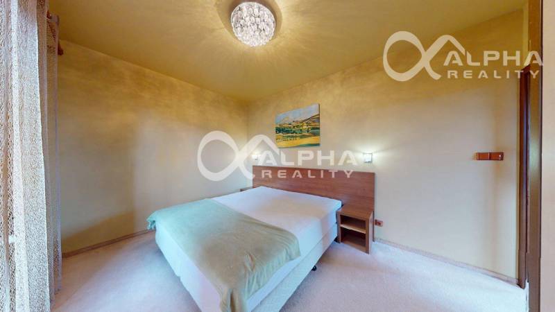 PRENÁJOM 2i apartmán s terasou, parkovaním, Veľká Lomnica - Svetlá spálňa v 2-izbovom byte s obrazom na stene a pohodlnou posteľou.