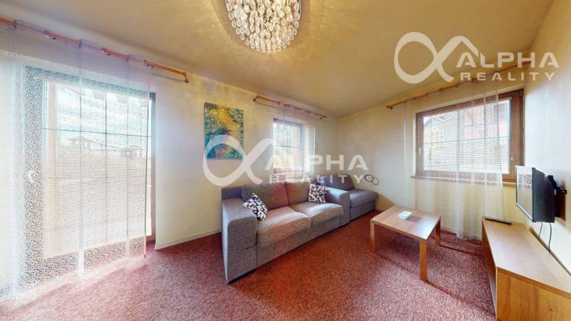 PRENÁJOM 2i apartmán s terasou, parkovaním, Veľká Lomnica - Obývacia izba v 2-izbovom byte s pohovkou, kobercom a stropným svetlom.