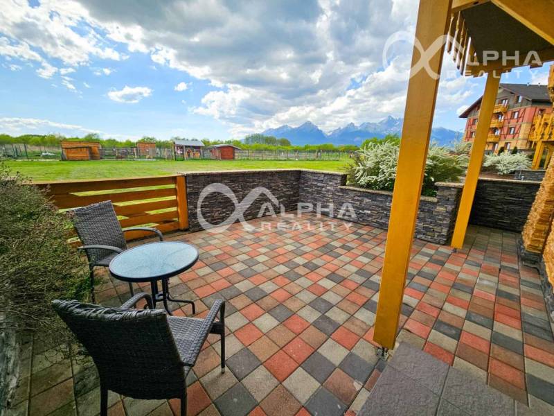 PRENÁJOM 2i apartmán s terasou, parkovaním, Veľká Lomnica - Terasa 2-izbového bytu vo Veľkej Lomnici s výhľadom na hory a zeleň.