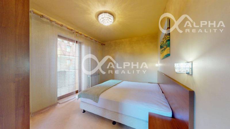 PRENÁJOM 2i apartmán s terasou, parkovaním, Veľká Lomnica - Spálňa v 2-izbovom byte so závesmi a lustrom, posteľou a nočnými stolíkmi.