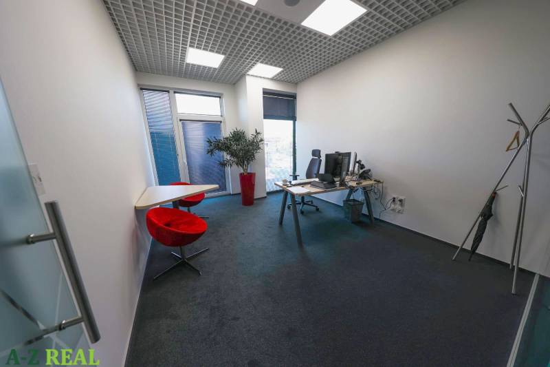 Prenájom kancelárií s TERASOU a výborným parkovaním, 264 m2, Ružinov - Interiér kancelárie s počítačovým stolom, červenými stoličkami a dekoratívnou rastlinou.