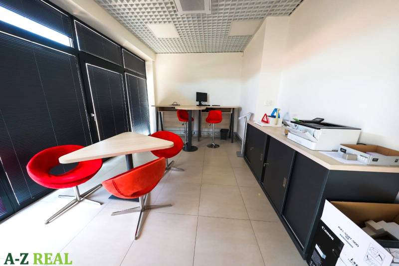 Prenájom kancelárií s TERASOU a výborným parkovaním, 264 m2, Ružinov - Kancelárie s červenými stoličkami a počítačom, podlaha s dlažbou.