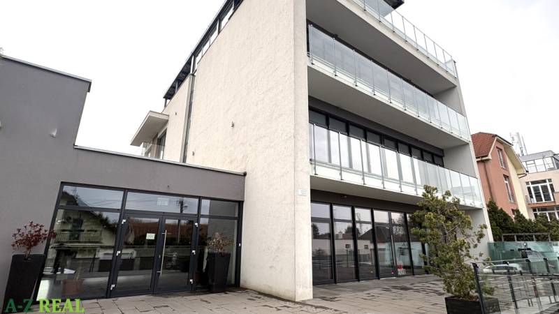 Prenájom kancelárií s TERASOU a výborným parkovaním, 264 m2, Ružinov - Budova s presklenými balkónmi na ulici Nové záhrady v Bratislave - Ružinove, kancelárie.