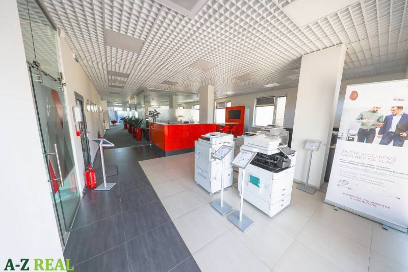 Prenájom kancelárií s TERASOU a výborným parkovaním, 264 m2, Ružinov - Interiér kancelárie s tlačiarňami, červeným recepným pultom a vysokým stropom.
