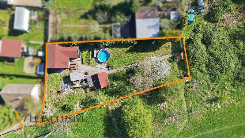 Na predaj záhrada s domčekom, Kráľová nad Váhom - Letecký pohľad na záhradu s bazénom v Kráľovej nad Váhom.