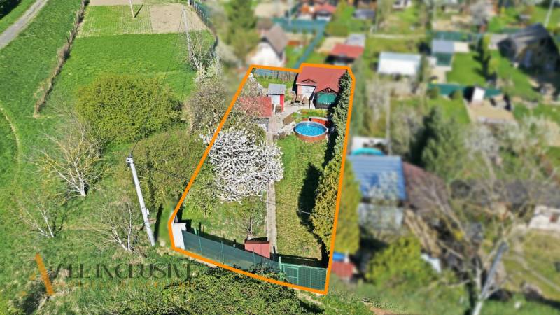 Na predaj záhrada s domčekom, Kráľová nad Váhom - Letecký pohľad na záhradu v Kráľovej nad Váhom s bazénom a altánkom.