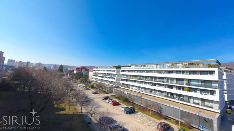 PRI VINOHRADOCH, 3-i byt s veľkými loggiami, 113 m2, RAČANY BIANCO - Bytový komplex na ulici Pri vinohradoch v Bratislave - Rači, pohľad na park a parkovisko.