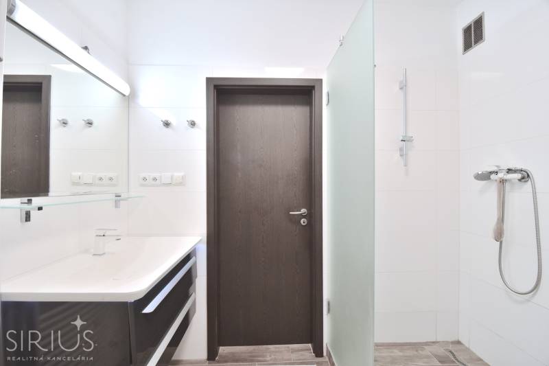 PRI VINOHRADOCH, 3-i byt s veľkými loggiami, 113 m2, RAČANY BIANCO - Kúpeľňa so sprchovým kútom a sklenenou zástenou v 3-izbovom byte.