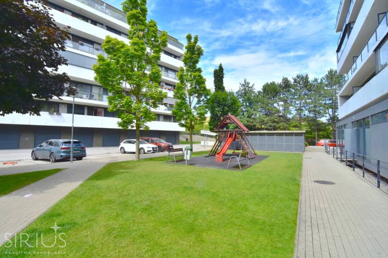 PRI VINOHRADOCH, 3-i byt s veľkými loggiami, 113 m2, RAČANY BIANCO - Detské ihrisko pred bytovými domami na ulici Pri vinohradoch v Bratislava - Rača.