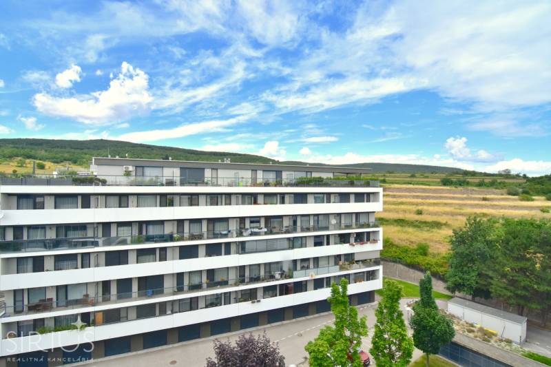 PRI VINOHRADOCH, 3-i byt s veľkými loggiami, 113 m2, RAČANY BIANCO - Bytovka v Bratislave - Rači na ulici Pri vinohradoch s výhľadom na vinohrady.