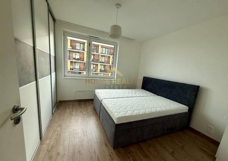  NOVOSTAVBA BORY 2 izbový byt, ul. Hany Ponickej, Bratislava IV. Lamač - Spálňa so vstavanou skriňou, manželskou posteľou a podlahou s dreveným dekorom v 2-izbovom byte.