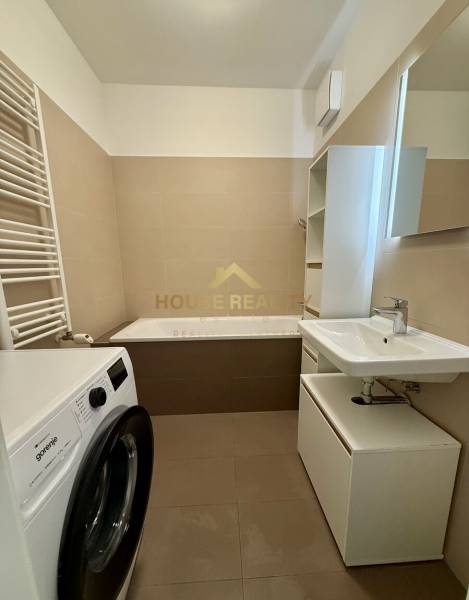  NOVOSTAVBA BORY 2 izbový byt, ul. Hany Ponickej, Bratislava IV. Lamač - Kúpeľňa s práčkou a vaňou v 2-izbovom byte, neutrálne farebné tóny.