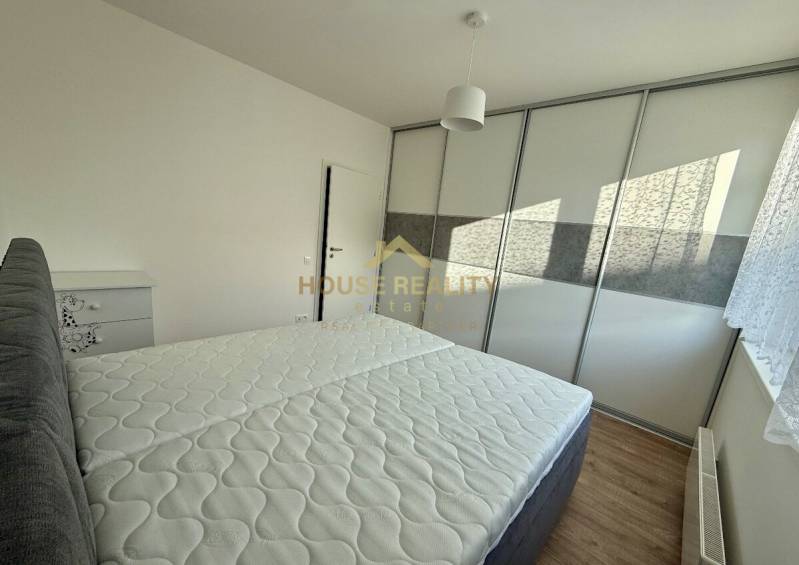  NOVOSTAVBA BORY 2 izbový byt, ul. Hany Ponickej, Bratislava IV. Lamač - Spálňa s posteľou a vstavanou skriňou v 2-izbovom byte, podlaha s dreveným dekorom.