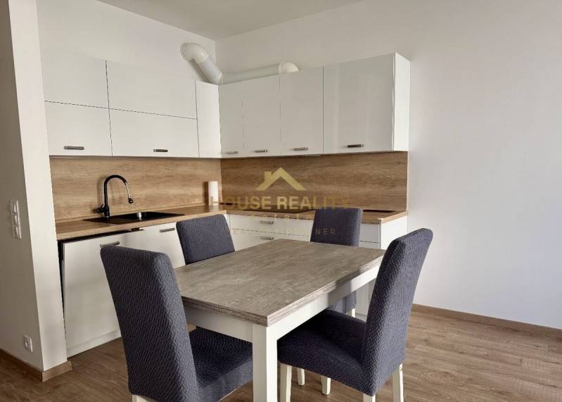  NOVOSTAVBA BORY 2 izbový byt, ul. Hany Ponickej, Bratislava IV. Lamač - Kuchyňa v 2-izbovom byte s bielymi skrinkami a podlahou s dreveným dekorom.