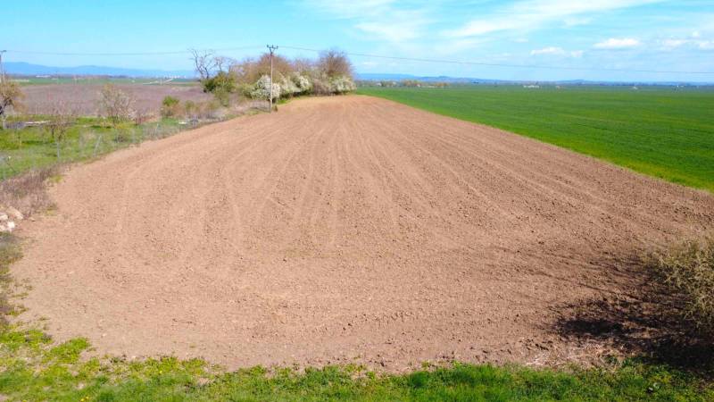 Ondrejovce – 4.665 m2 POZEMOK na rekreačnú chatu na hranici obce - Orané pole v záhradách Ondrejoviec obklopené prírodou a modrou oblohou.