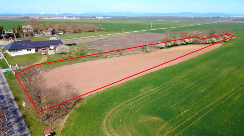 Ondrejovce – 4.665 m2 POZEMOK na rekreačnú chatu na hranici obce - Letecký pohľad na ornú pôdu a okolie Záhrad v Ondrejovciach.