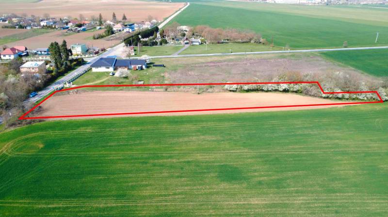 Ondrejovce – 4.665 m2 POZEMOK na rekreačnú chatu na hranici obce - Pozemok v záhradách Ondrejoviec, ohraničený červenou líniou, obklopený otvorenou krajinou.