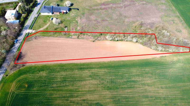 Ondrejovce – 4.665 m2 POZEMOK na rekreačnú chatu na hranici obce - Letecký pohľad na záhrady v Ondrejovciach s vyznačeným pozemkom.