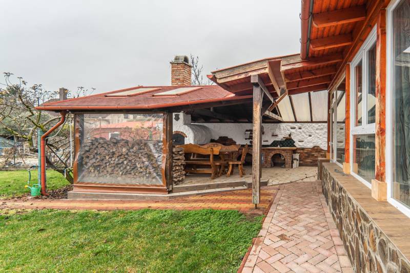 I Predaj štýlového tehlového domu v Rajke pri Bratislave - Rodinný dom na ulici Jókaia Móra v obci Rajka s terasou a drevom na kúrenie.