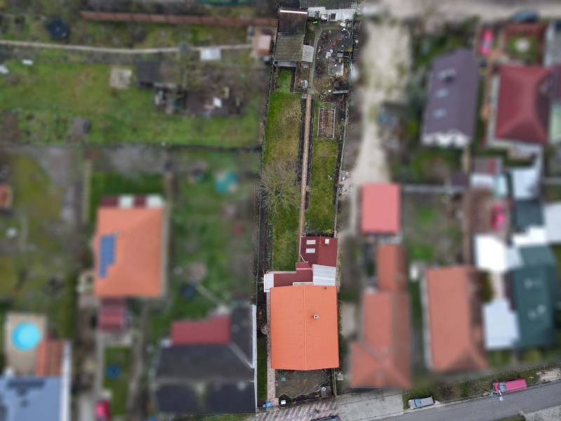 I Predaj štýlového tehlového domu v Rajke pri Bratislave - Pohľad zhora na rodinný dom na ulici Jókaia Móra v Rajke so záhradou.