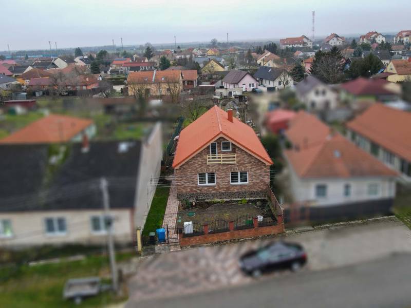 I Predaj štýlového tehlového domu v Rajke pri Bratislave - Rodinný dom na ulici Jókaia Móra v Rajke s oranžovou strechou a záhradou.