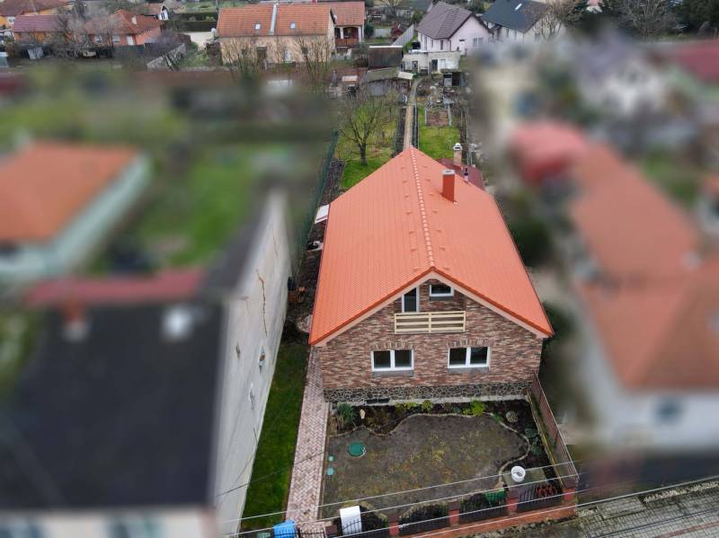 I Predaj štýlového tehlového domu v Rajke pri Bratislave - Rodinný dom na ulici Jókaia Móra v Rajke s tehlovou fasádou a záhradou.