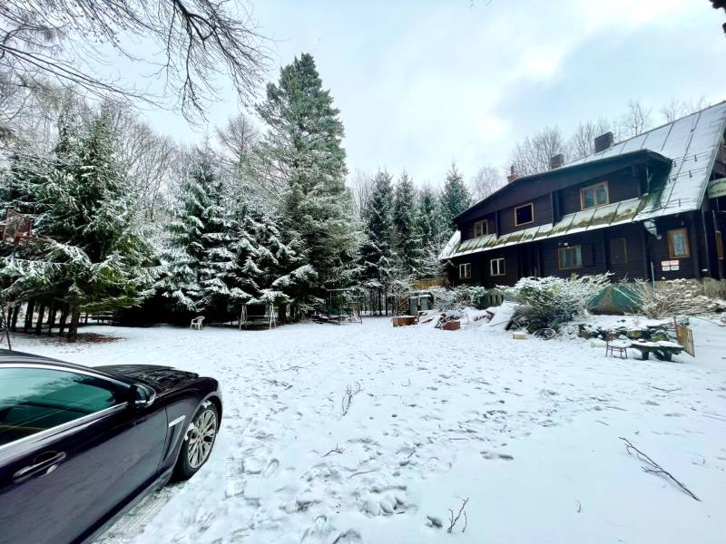 I Investičná príležitosť – Hotel v Modre - Snehom pokrytá budova v Hoteloch a penziónoch na ulici Piesok v Modre obklopená stromami.