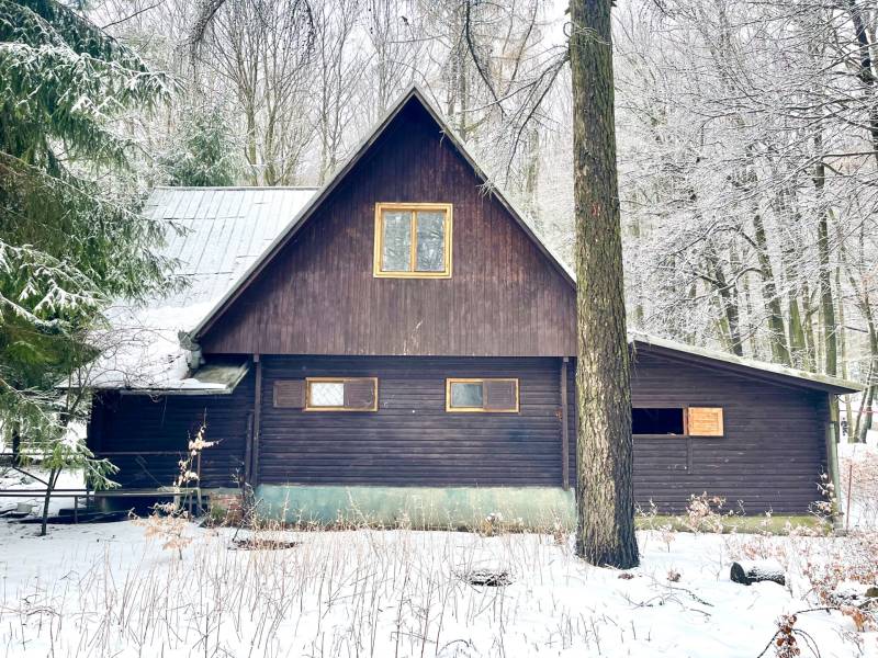 I Investičná príležitosť – Hotel v Modre - Drevená chata v zasneženom lese na Piesku v Modre obklopená prírodou.