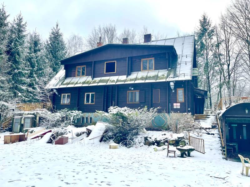 I Investičná príležitosť – Hotel v Modre - Zasnežená chata obklopená lesom v Modre na Piesku, kategória Hotely a penzióny.