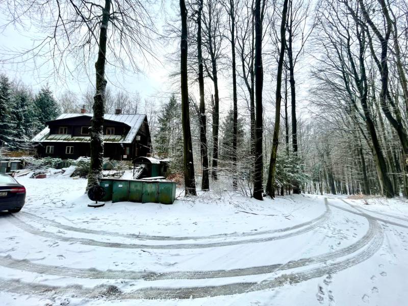 I Investičná príležitosť – Hotel v Modre - Zasnežená budova pri lese na Piesku v Modre, Hotely a penzióny.