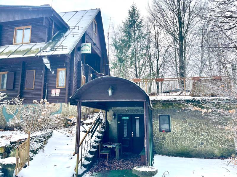 I Investičná príležitosť – Hotel v Modre - Drevená stavba so snehom v areáli Hotelov a penziónov na Piesku v Modre.