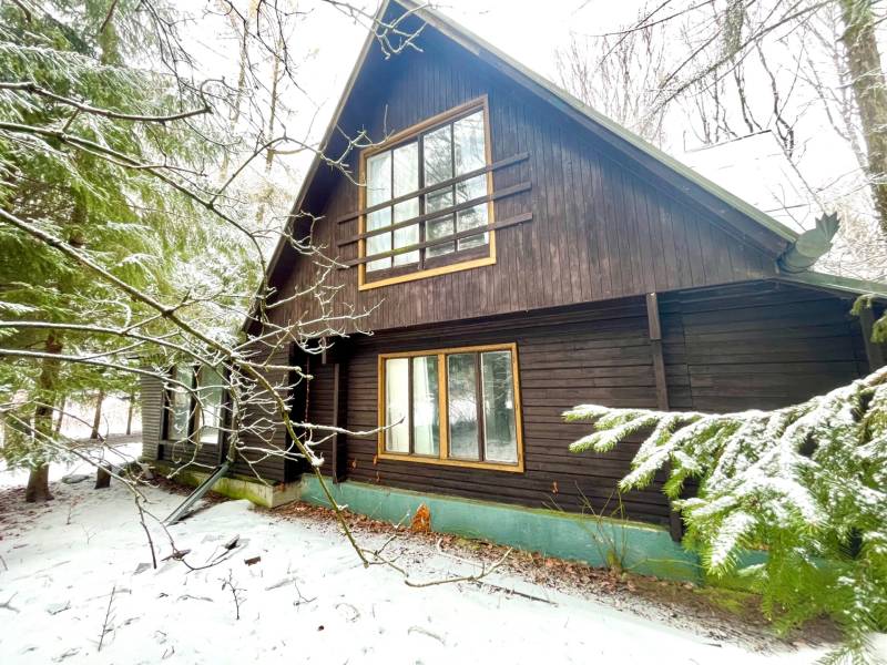 I Investičná príležitosť – Hotel v Modre - Zasnežená chata na Piesku v Modre obklopená lesom. Hotely a penzióny.