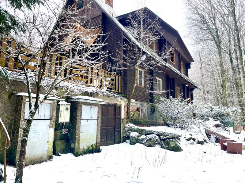 I Investičná príležitosť – Hotel v Modre - Zasnežená drevená budova na ulici Piesok v Modre, obklopená zimnou prírodou. Hotely a penzióny.
