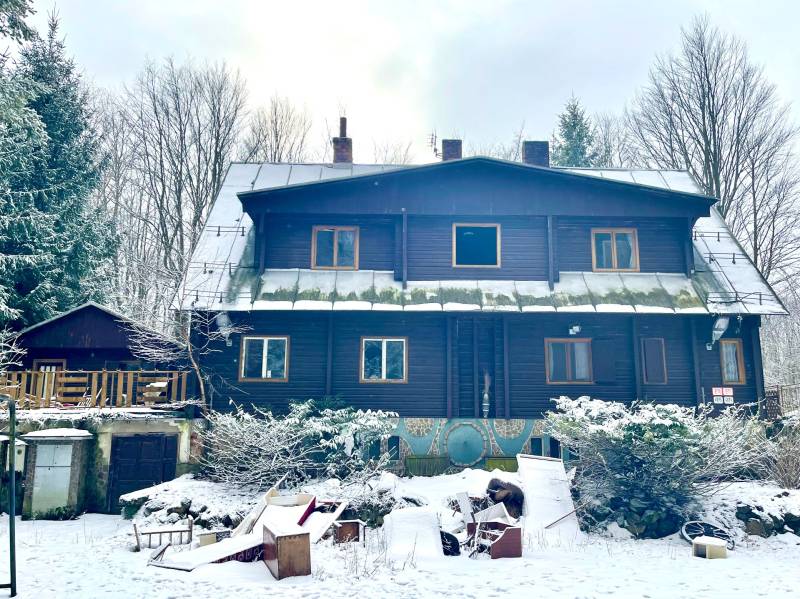 I Investičná príležitosť – Hotel v Modre - Zasnežený penzión v časti Piesok, Modra, s dreveným obložením zasadený v zimnej krajine.
